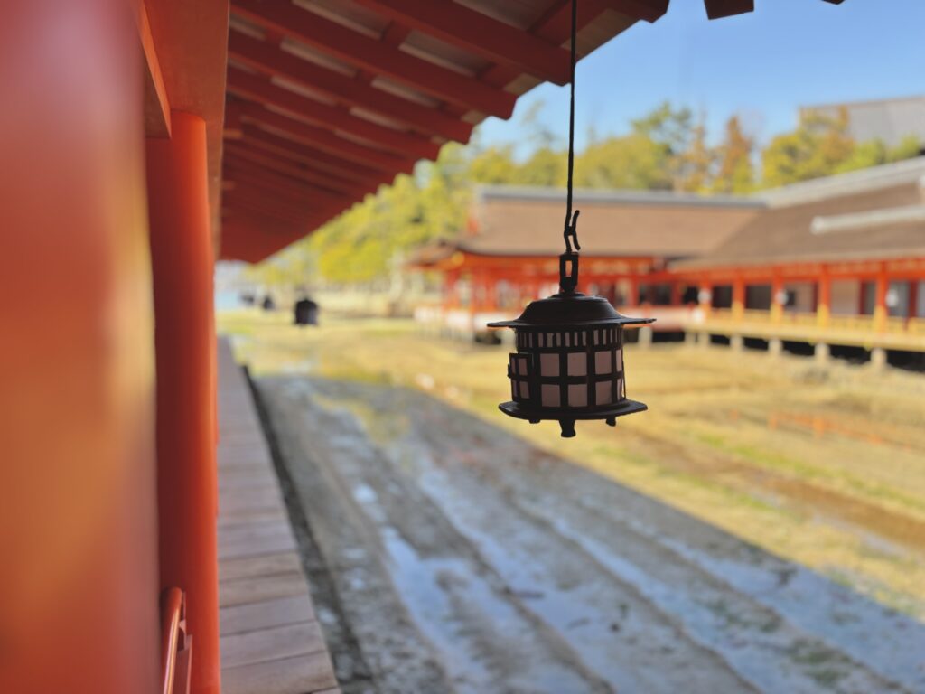 廻廊の釣り灯篭