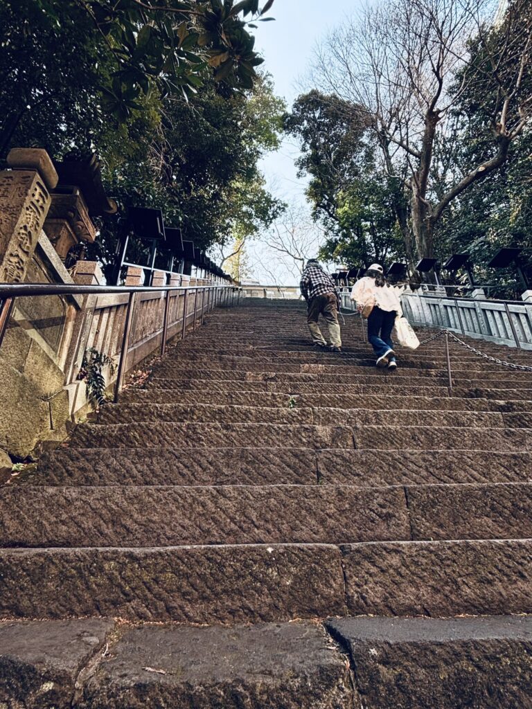 下からみた愛宕神社の階段