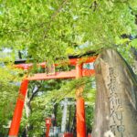 馬橋稲荷神社の朱色の鳥居と社号碑