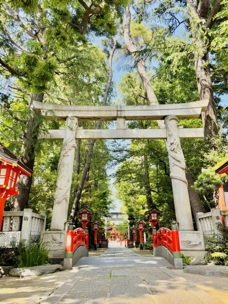 馬橋神社二の鳥居越しの正参道