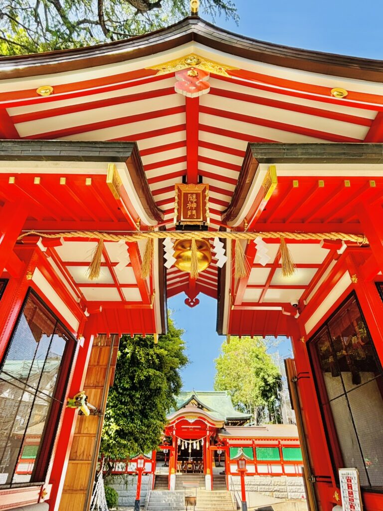 馬橋神社随身門と開運の鈴