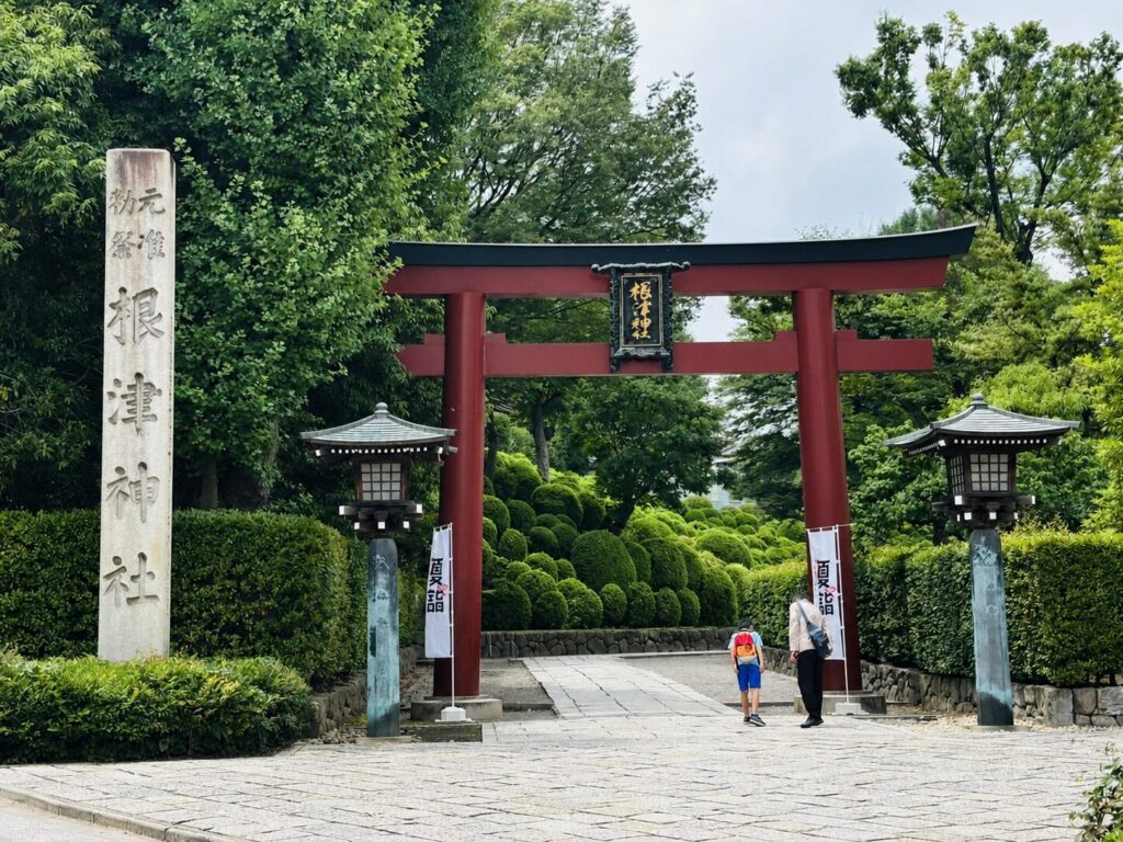 根津神社の朱色の鳥居