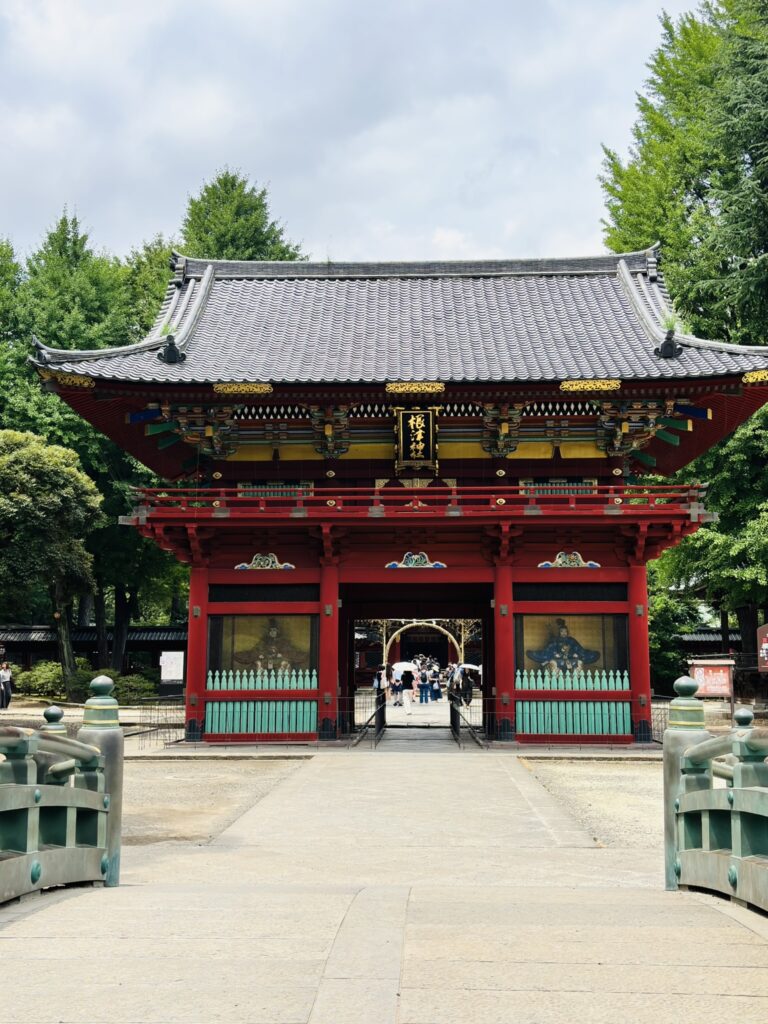 根津神社の朱色の楼門と広い境内