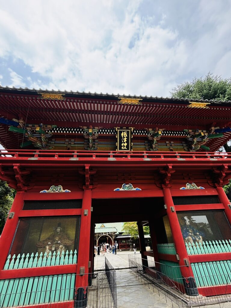根津神社の朱色の楼門を正面から見た様子