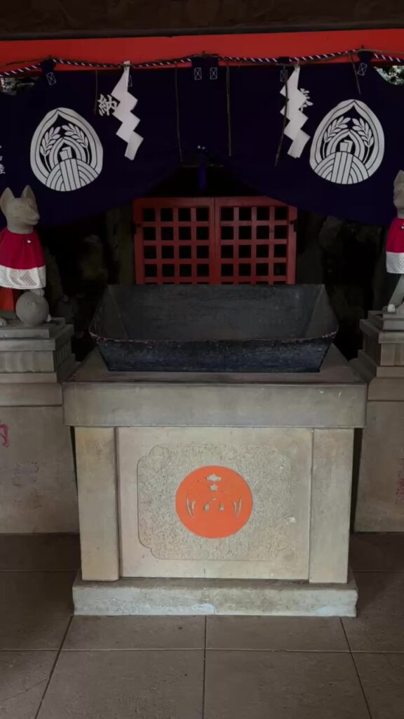 乙女稲荷神社の奥にある穴稲荷の祠